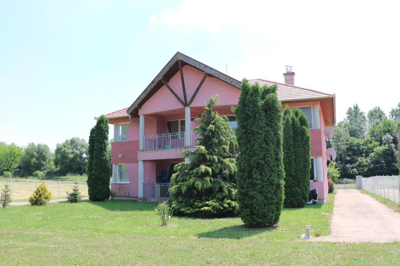 Liget Apartmanhaz Kehidakustany Bagian luar foto