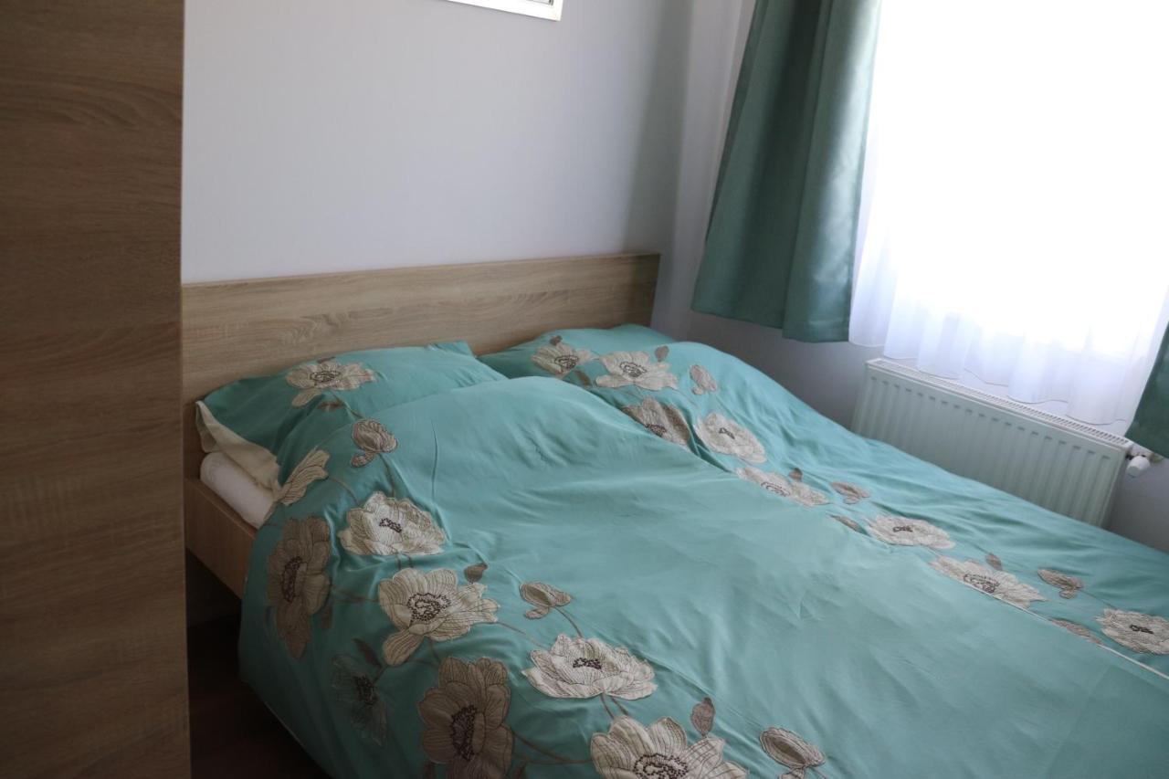 Liget Apartmanhaz Kehidakustany Bagian luar foto